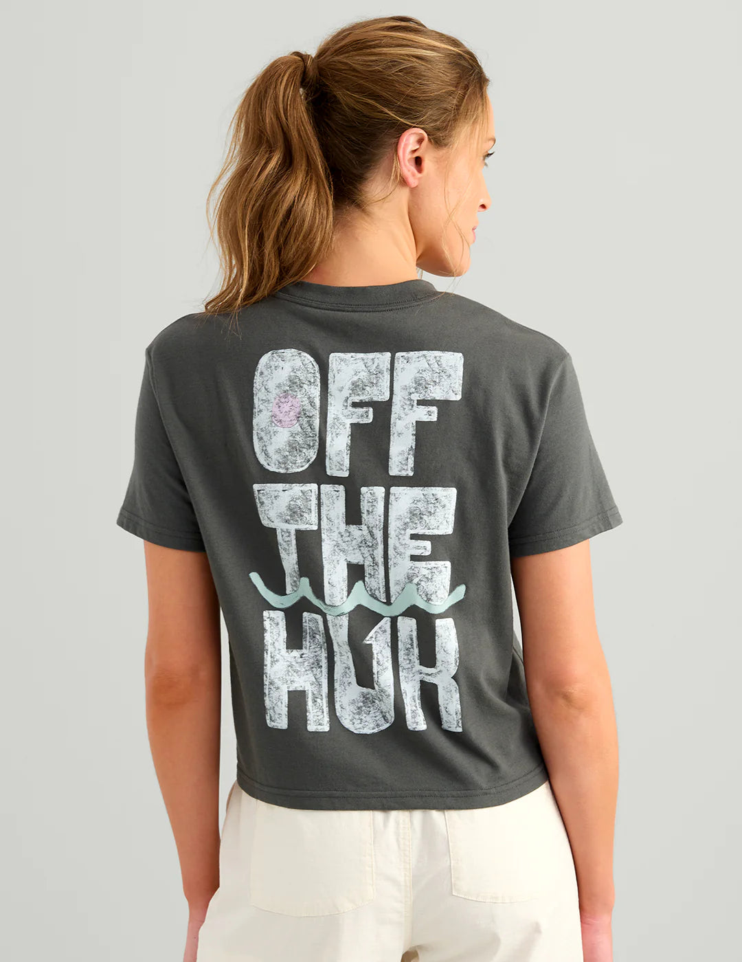 Huk WOMENS OFF HUK POCKET TEE in Dark Shadoiw