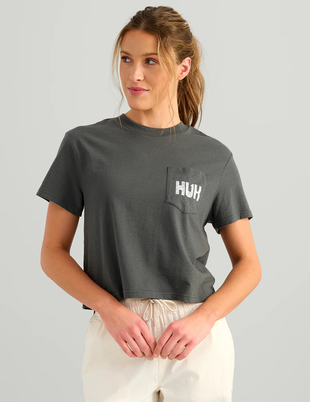 Huk WOMENS OFF HUK POCKET TEE in Dark Shadoiw