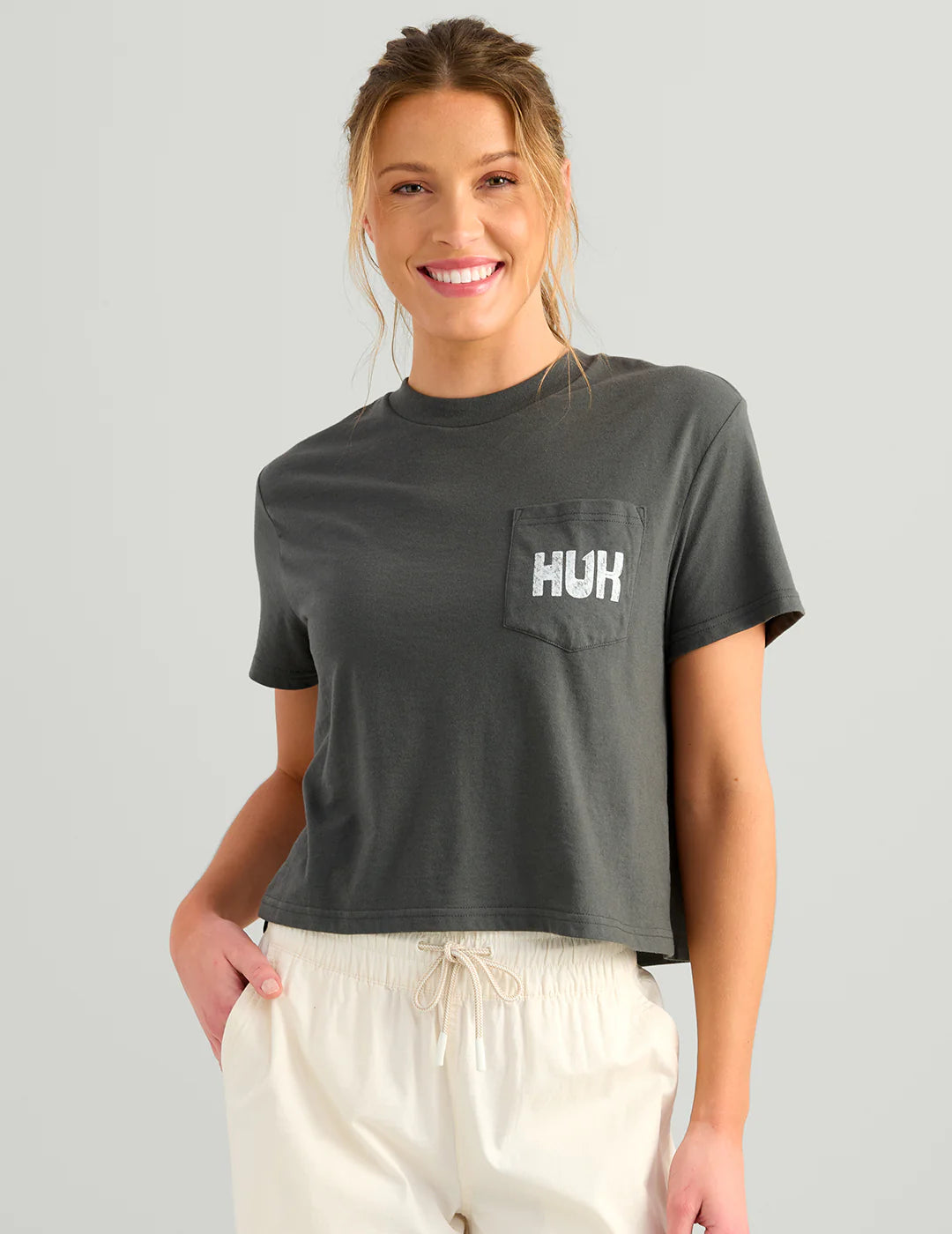 Huk WOMENS OFF HUK POCKET TEE in Dark Shadoiw