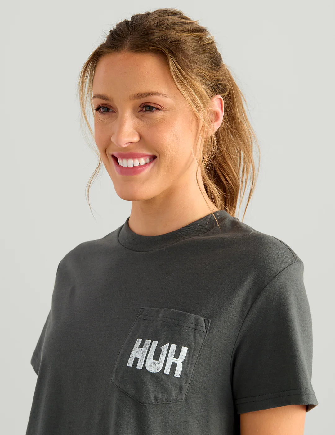 Huk WOMENS OFF HUK POCKET TEE in Dark Shadoiw