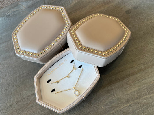 Kendra Scott DAPHNE AND AMELIA NECKLACE JEWELRY BOX GIFT SET GOLD WHITE MIX