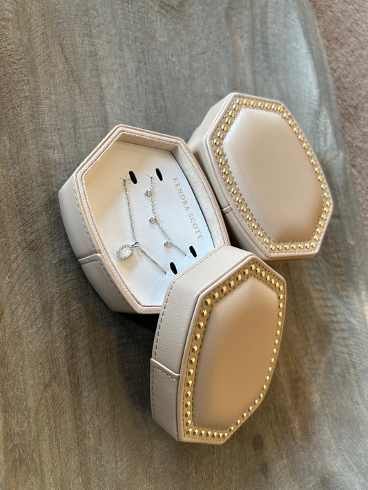 Kendra Scott DAPHNE AND AMELIA NECKLACE JEWELRY BOX GIFT SET SILVER WHITE MIX