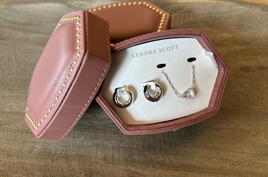 Kendra Scott TATUM NECKLACE AND MIKKI HUGGIES JEWELRY BOX GIFT SET SILVER NEUTRAL MIX