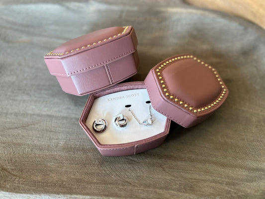 Kendra Scott TATUM NECKLACE AND MIKKI HUGGIES JEWELRY BOX GIFT SET SILVER NEUTRAL MIX