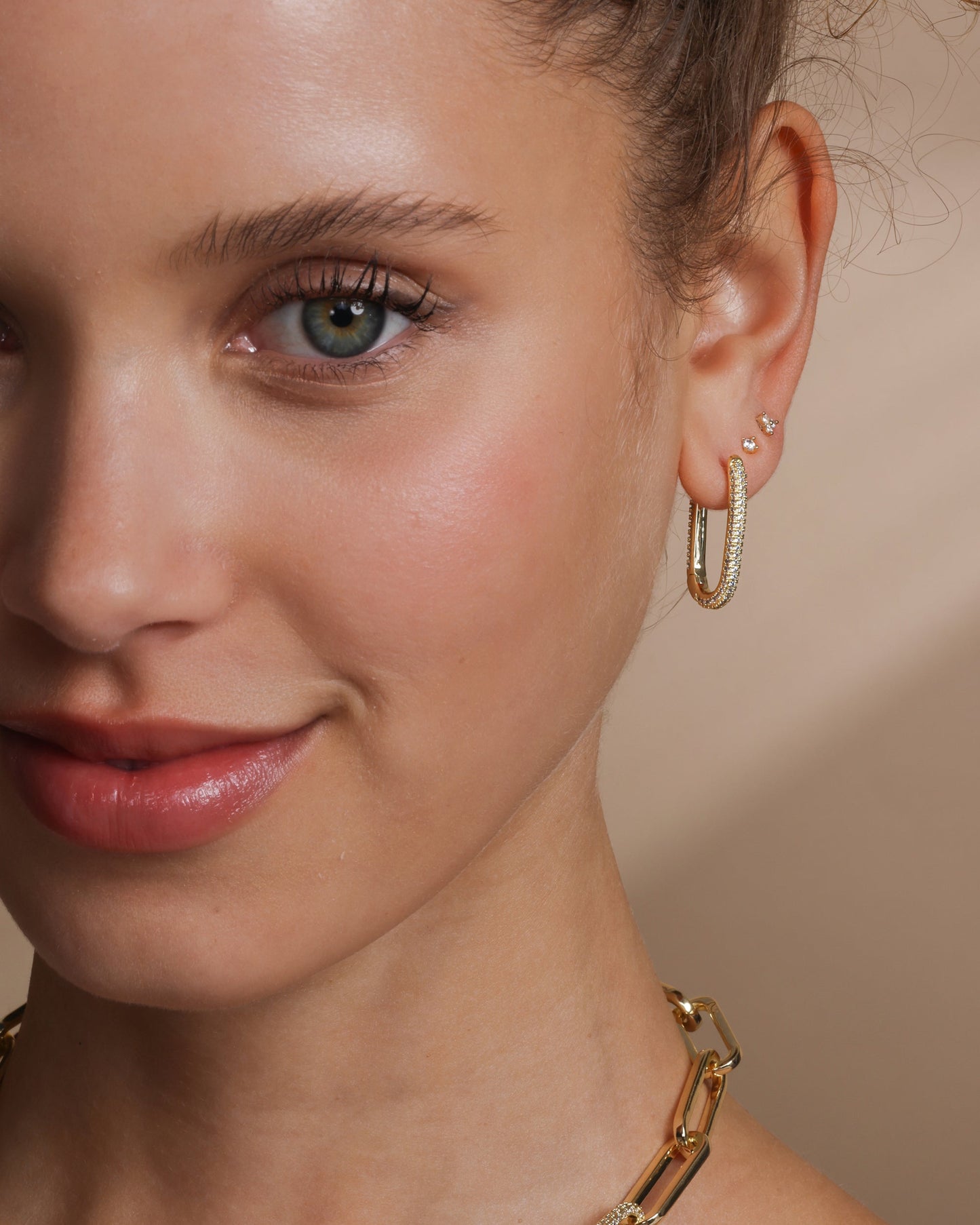Melinda Maria Carrie Pavé Chain Huggies Gold|White Diamondettes