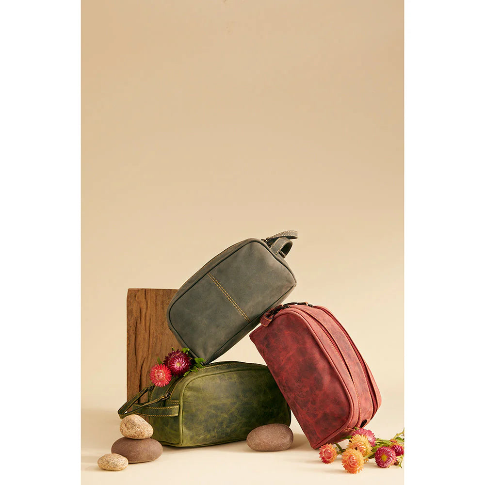 Eagle's Talon Toiletries Bag In Smoky Rust