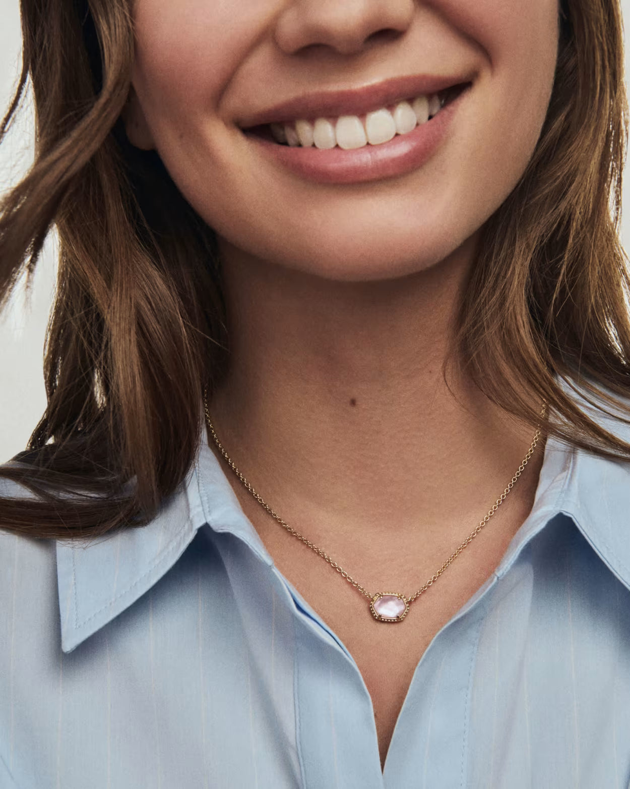 Kendra Scott Daphne GOLD LIGHT PINK MOTHER OF PEARL Short Pendant Necklace