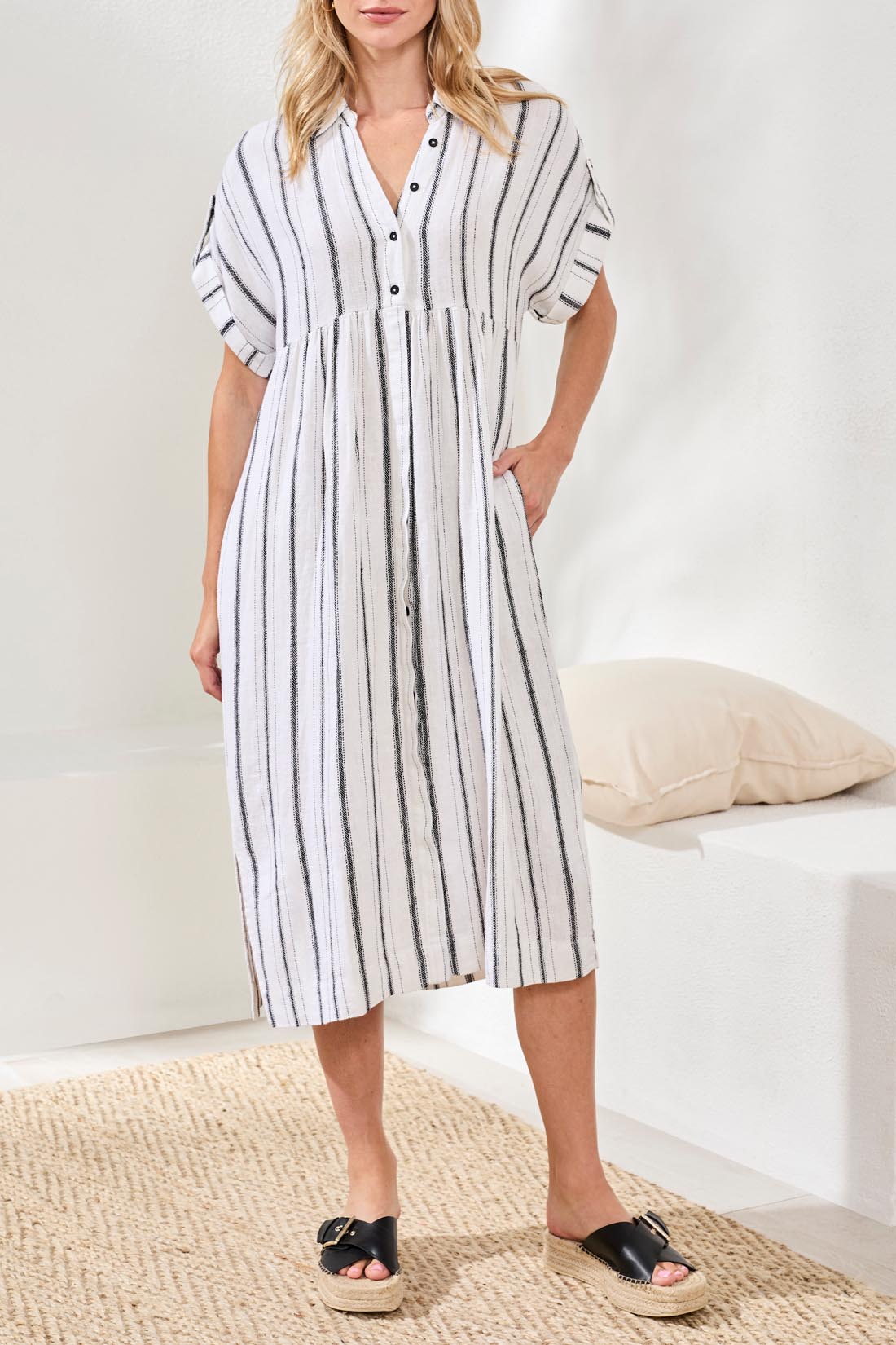 TRIBAL FLOWY SHIRT DRESS W/ SLIT & HIDDEN PLACKET-White/Black
